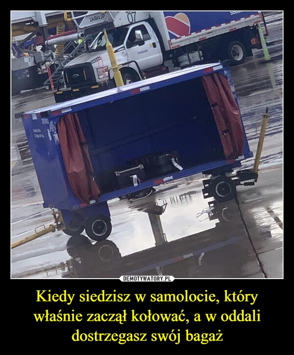 
    Kiedy siedzisz w samolocie, który właśnie zaczął kołować, a w oddali dostrzegasz swój bagaż