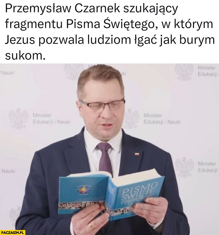 
    Przemysław Czarnek szukający fragmentu pisma świętego w którym Jezus pozwala ludziom łgać jak burym sukom