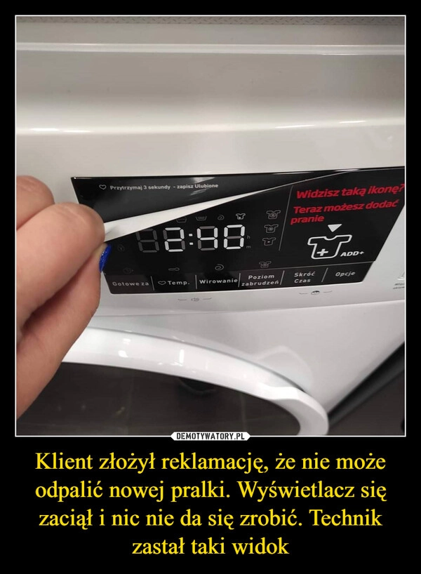 
    Klient złożył reklamację, że nie może odpalić nowej pralki. Wyświetlacz się zaciął i nic nie da się zrobić. Technik zastał taki widok