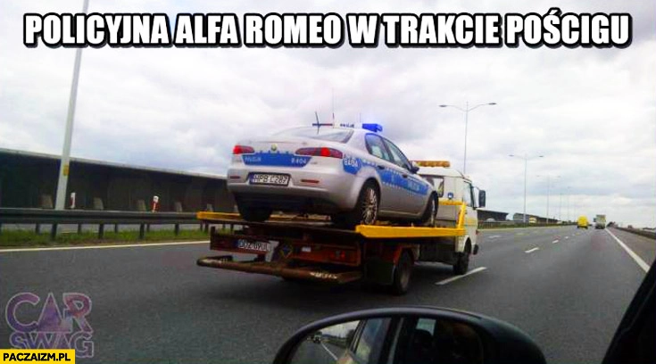 
    Policyjna Alfa Romeo w trakcie pościgu na lawecie