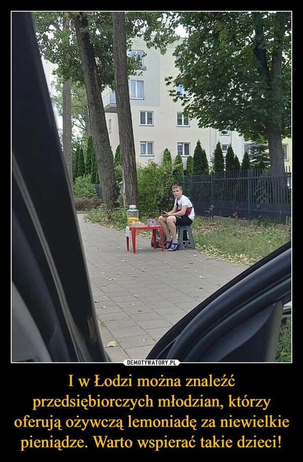 
    I w Łodzi można znaleźć przedsiębiorczych młodzian, którzy oferują ożywczą lemoniadę za niewielkie pieniądze. Warto wspierać takie dzieci!