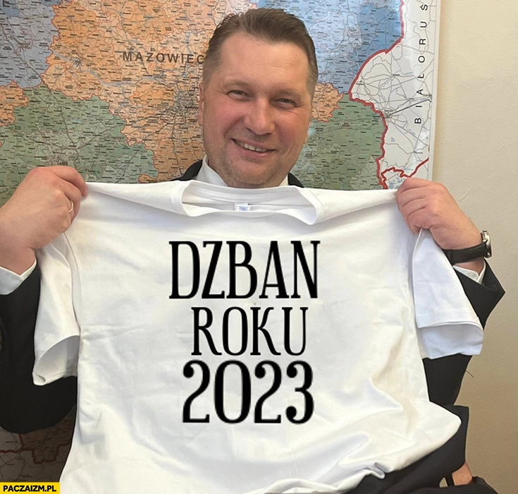 
    Czarnek z koszulką dzban roku 2023 wygrał konkurs zadowolony cieszy się