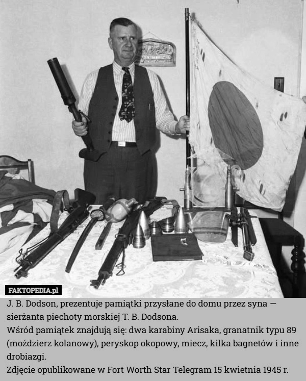 
    J. B. Dodson, prezentuje pamiątki przysłane do domu przez syna — sierżanta