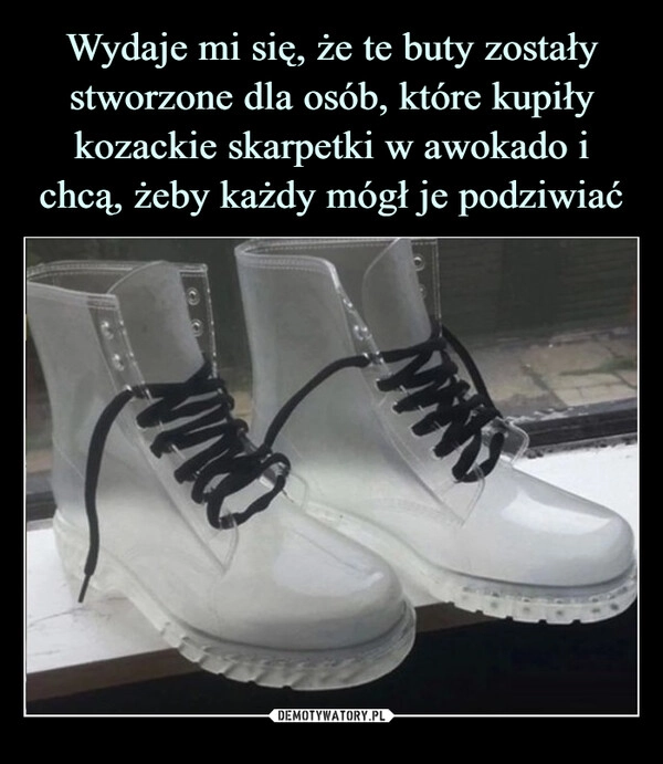 
    Wydaje mi się, że te buty zostały stworzone dla osób, które kupiły kozackie skarpetki w awokado i chcą, żeby każdy mógł je podziwiać