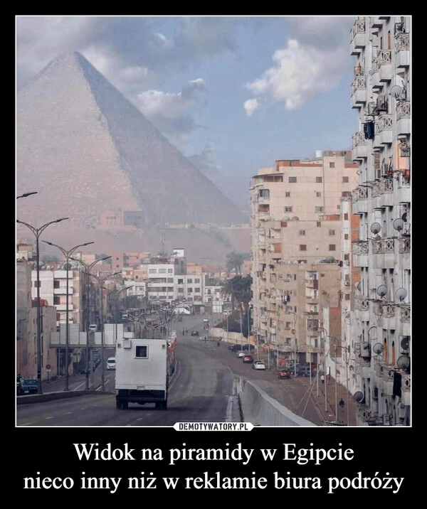 
    Widok na piramidy w Egipcie
nieco inny niż w reklamie biura podróży