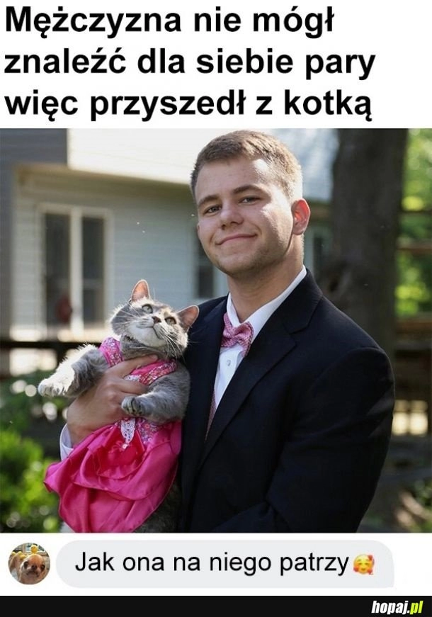 
    Ale na niego patrzy