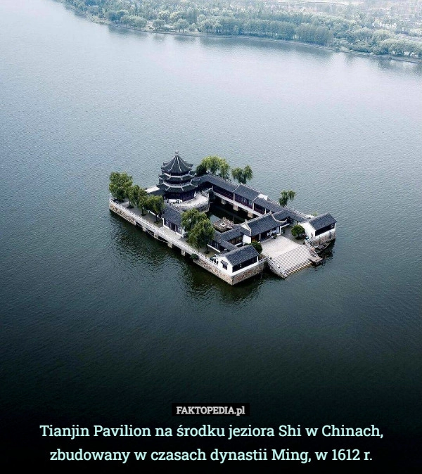 
    Tianjin Pavilion na środku jeziora Shi w Chinach, zbudowany w czasach dynastii