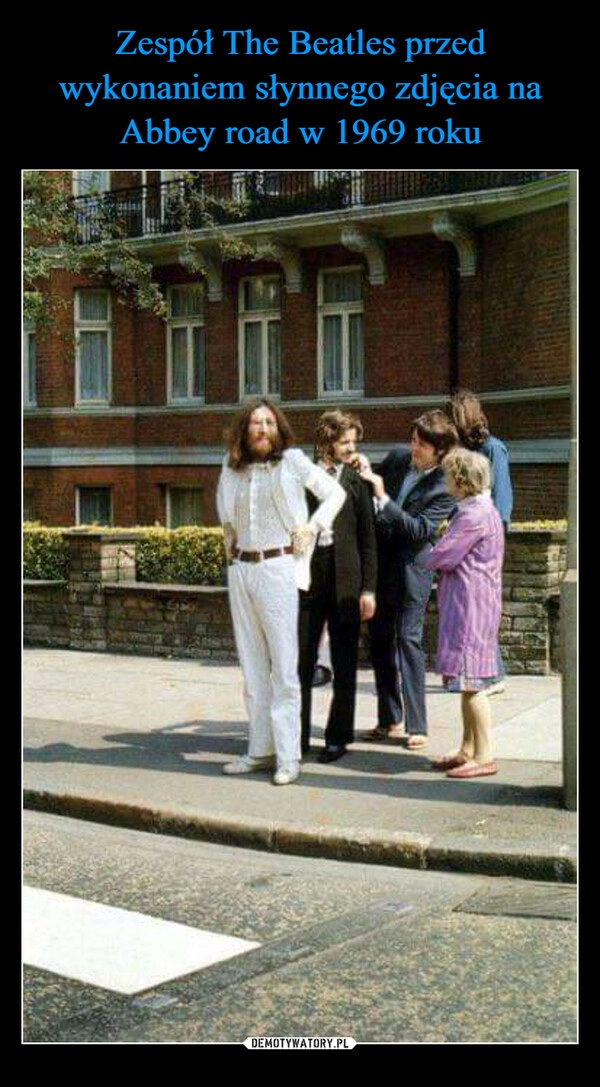 
    
Zespół The Beatles przed wykonaniem słynnego zdjęcia na Abbey road w 1969 roku 