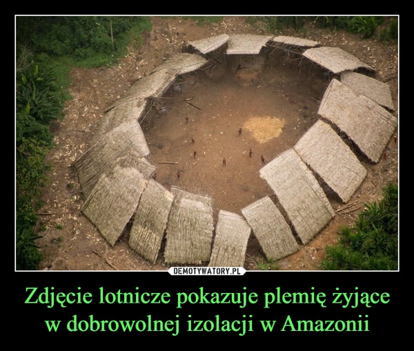 
    Zdjęcie lotnicze pokazuje plemię żyjące w dobrowolnej izolacji w Amazonii