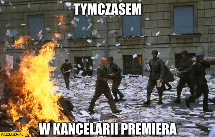 
    Tymczasem w kancelarii premiera Niemcy palą dokumenty