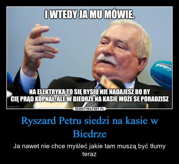 
    Ryszard Petru siedzi na kasie w Biedrze