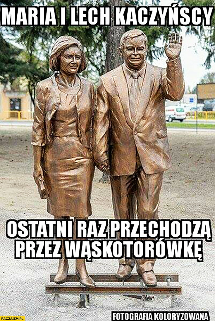 
    Maria i Lech Kaczyński ostatni raz przechodzą przez wąskotorówkę tory rzeźba pomnik