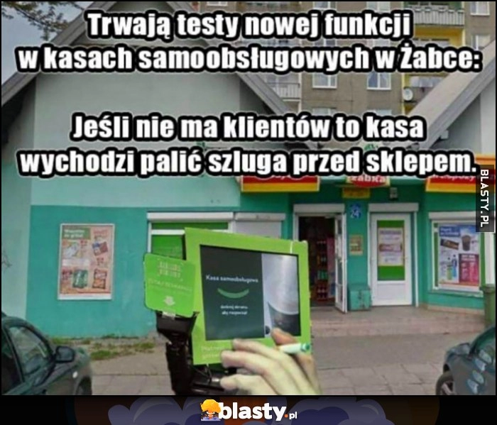 
    Trwają testy nowej funkcji w kasach samoobsługowych w Żabce: jeśli nie ma klientów to kasa wychodzi palić szluga przed sklepem