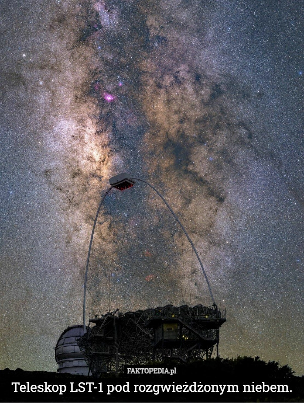 
    Teleskop LST-1 pod rozgwieżdżonym niebem.