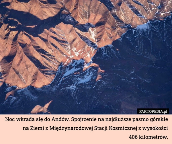 
    Noc wkrada się do Andów. Spojrzenie na najdłuższe pasmo górskie na Ziemi