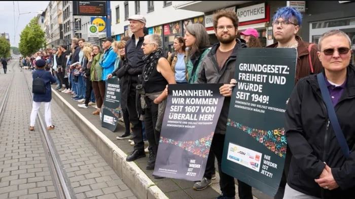 
    The stabbed officer in Mannheim ultimately passed away. At the exact same time, people there held a rally... against 