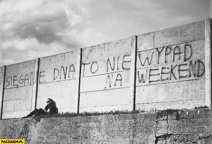 
    Sięganie dna to nie wypad na weekend napis na murze