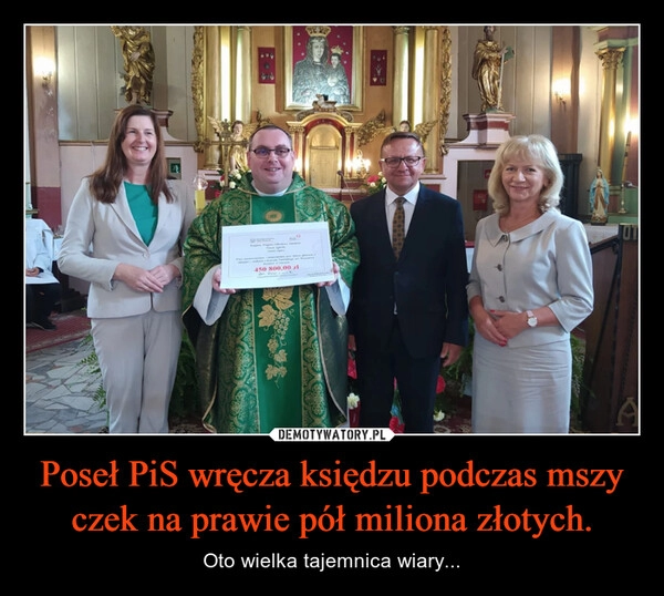 
    Poseł PiS wręcza księdzu podczas mszy czek na prawie pół miliona złotych.