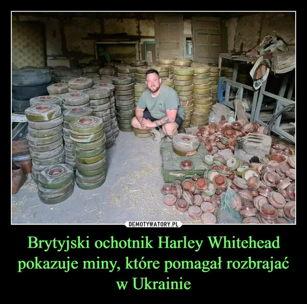 
    Brytyjski ochotnik Harley Whitehead pokazuje miny, które pomagał rozbrajać w Ukrainie