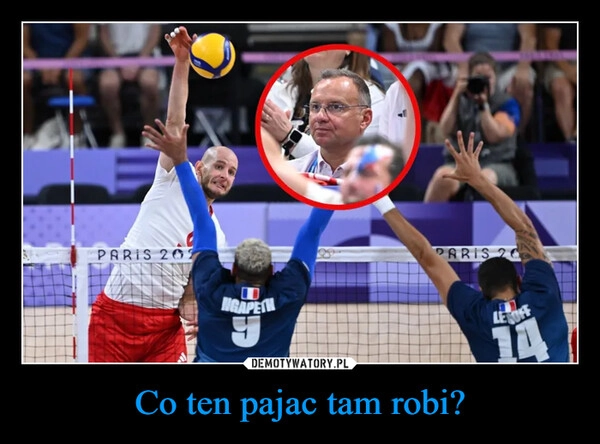 
    Co ten pajac tam robi?