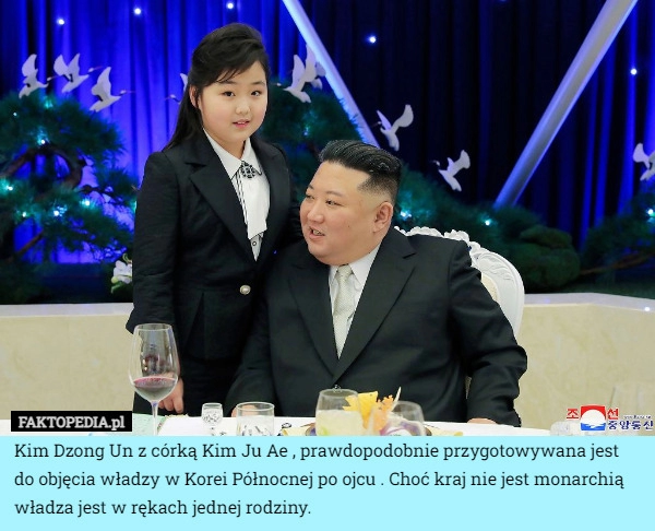 
    Kim Dzong Un z córką Kim Ju Ae , prawdopodobnie przygotowywana jest do objęcia