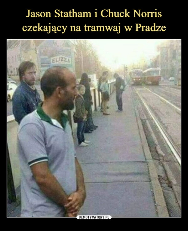 
    Jason Statham i Chuck Norris czekający na tramwaj w Pradze