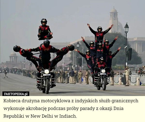 
    Kobieca drużyna motocyklowa z indyjskich służb granicznych wykonuje akrobację...