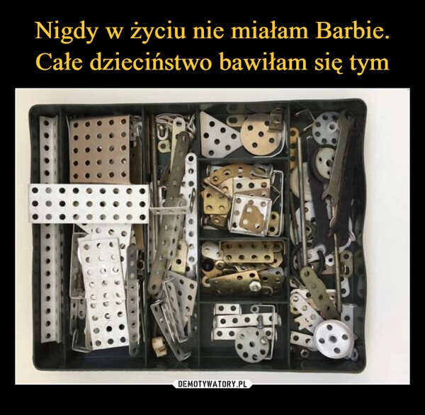 
    Nigdy w życiu nie miałam Barbie. Całe dzieciństwo bawiłam się tym