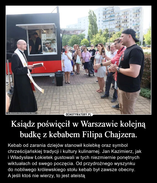 
    Ksiądz poświęcił w Warszawie kolejną budkę z kebabem Filipa Chajzera.