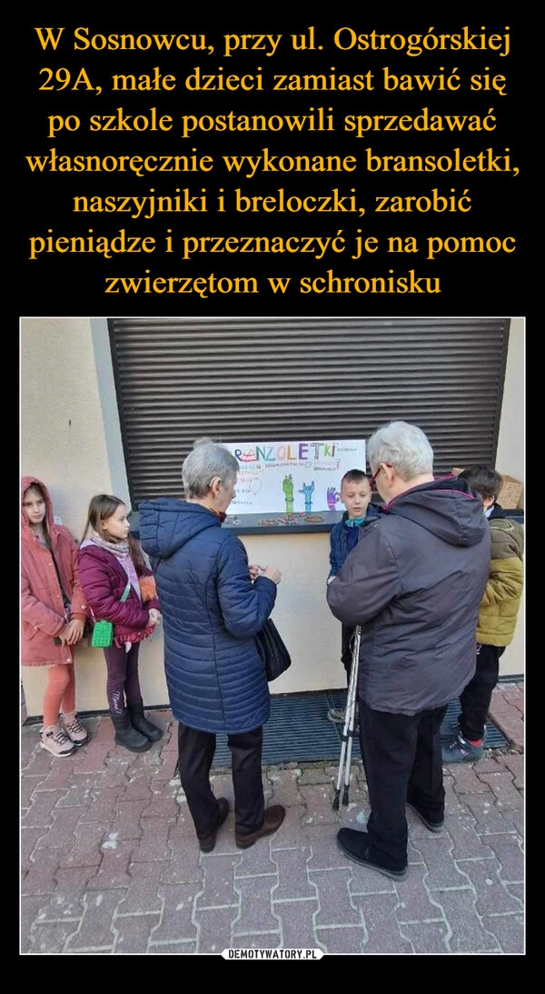 
    W Sosnowcu, przy ul. Ostrogórskiej 29A, małe dzieci zamiast bawić się po szkole postanowili sprzedawać własnoręcznie wykonane bransoletki, naszyjniki i breloczki, zarobić pieniądze i przeznaczyć je na pomoc zwierzętom w schronisku