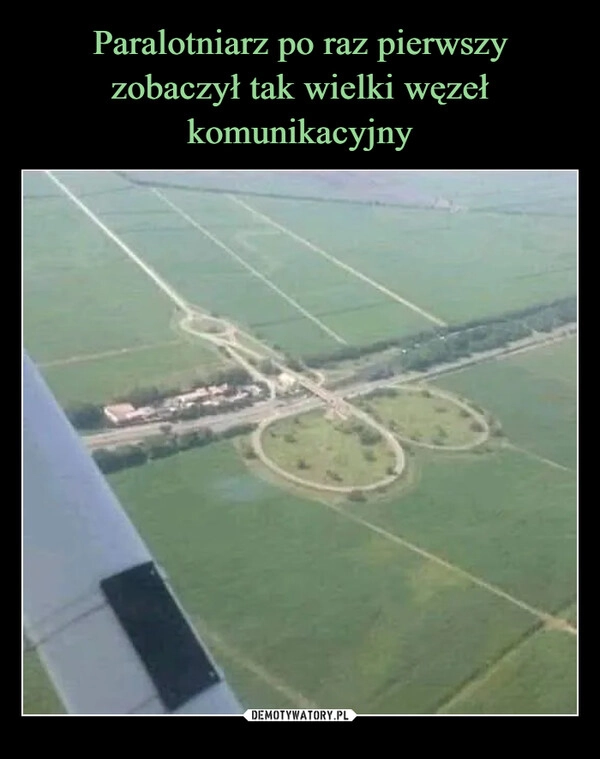 
    Paralotniarz po raz pierwszy zobaczył tak wielki węzeł komunikacyjny