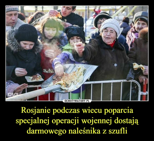 
    Rosjanie podczas wiecu poparcia specjalnej operacji wojennej dostają darmowego naleśnika z szufli