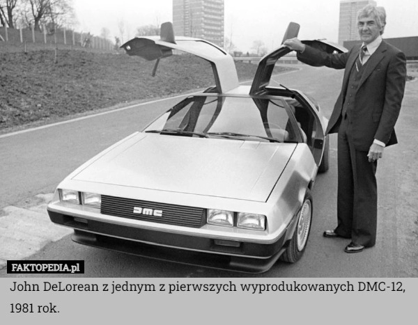 
    John DeLorean z jednym z pierwszych wyprodukowanych DMC-12, 1981 rok.