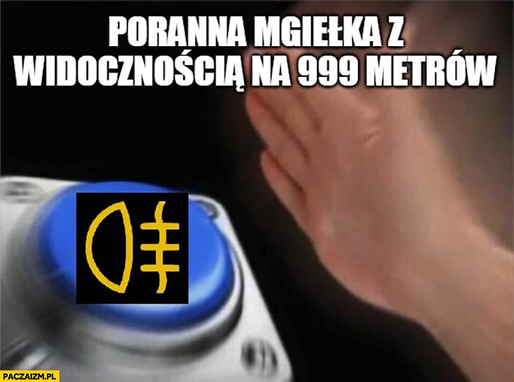 
    Poranna mgiełka z widocznością na 999 metrów kierowca włącza przycisk światła przeciwmgielne