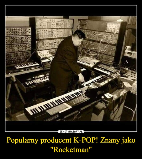 
    Popularny producent K-POP! Znany jako "Rocketman" 