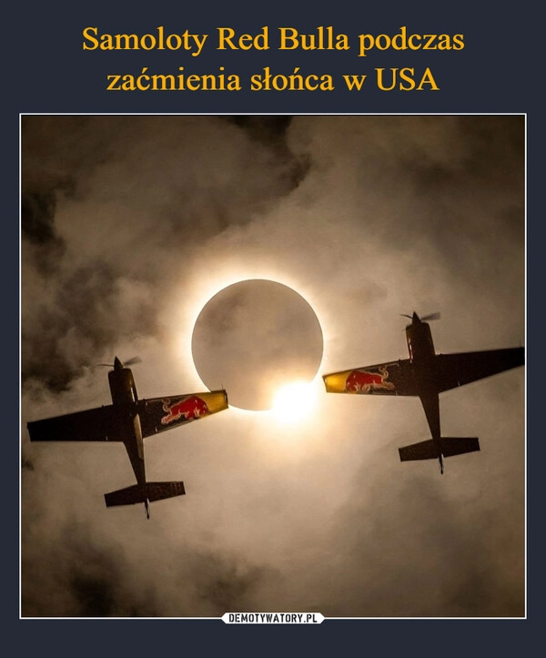 
    Samoloty Red Bulla podczas zaćmienia słońca w USA