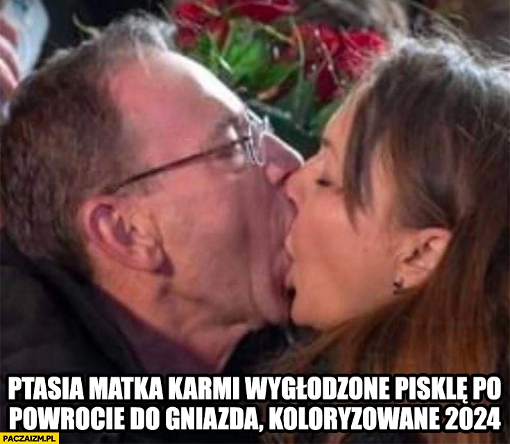 
    Kamiński całuje się z żoną ptasia matka karmi wygłodzone pisklę po powrocie do gniazda, koloryzowane 2024