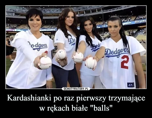 
    Kardashianki po raz pierwszy trzymające w rękach białe "balls"