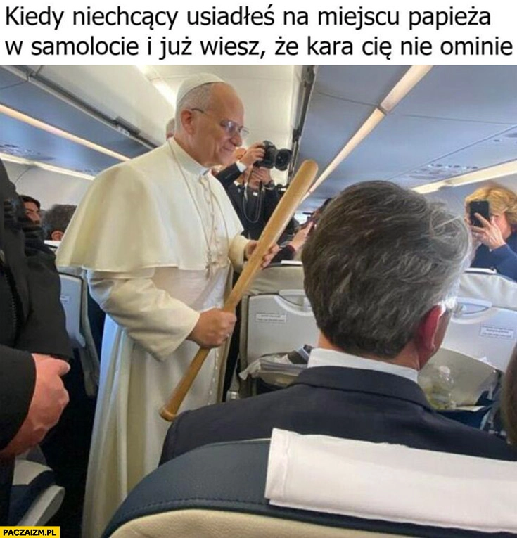 
    Papież z bejsbolem kiedy niechcący osiadłeś na miejscu papieża w samolocie i już wiesz, że kara cię nie ominie