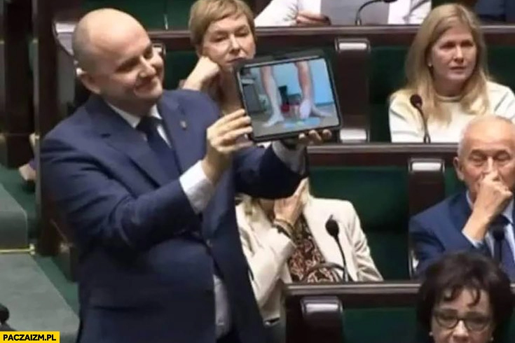 
    Matecki pokazuje film filmik ze słoikiem na iPadzie w sejmie przeróbka