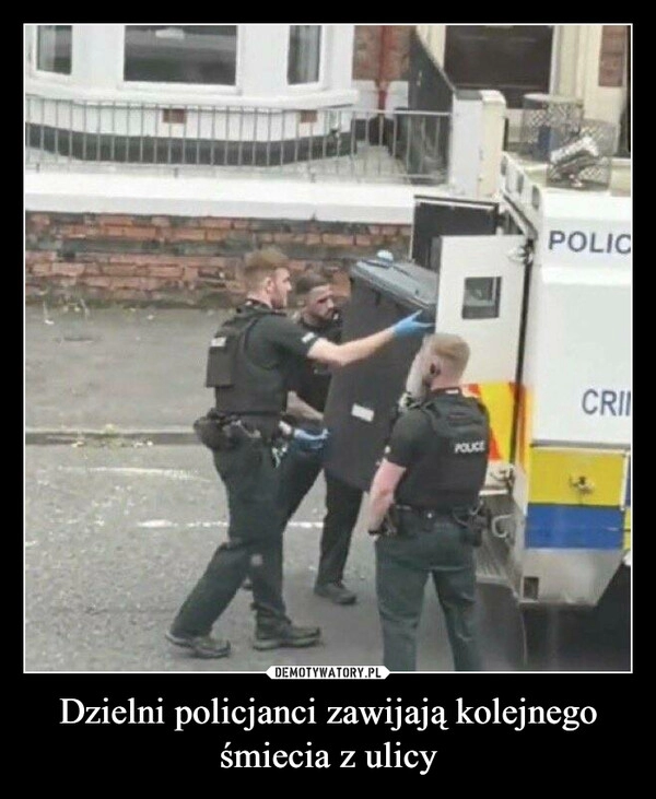 
    Dzielni policjanci zawijają kolejnego śmiecia z ulicy