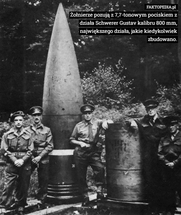 
    Żołnierze pozują z 7,7-tonowym pociskiem z działa Schwerer Gustav kalibru