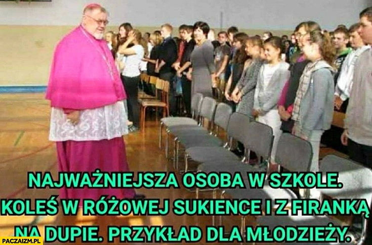 
    Najważniejsza osoba w szkole ksiądz koleś w różowej sukience i z firanką na tyłku przykład dla młodzieży