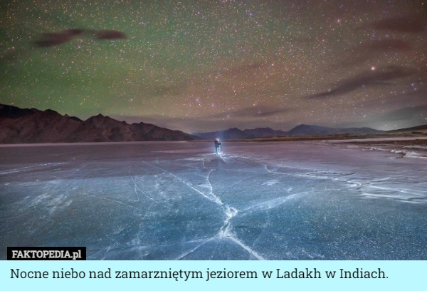 
    Nocne niebo nad zamarzniętym jeziorem w Ladakh w Indiach.