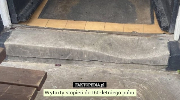 
    Wytarty stopień do 160-letniego pubu.