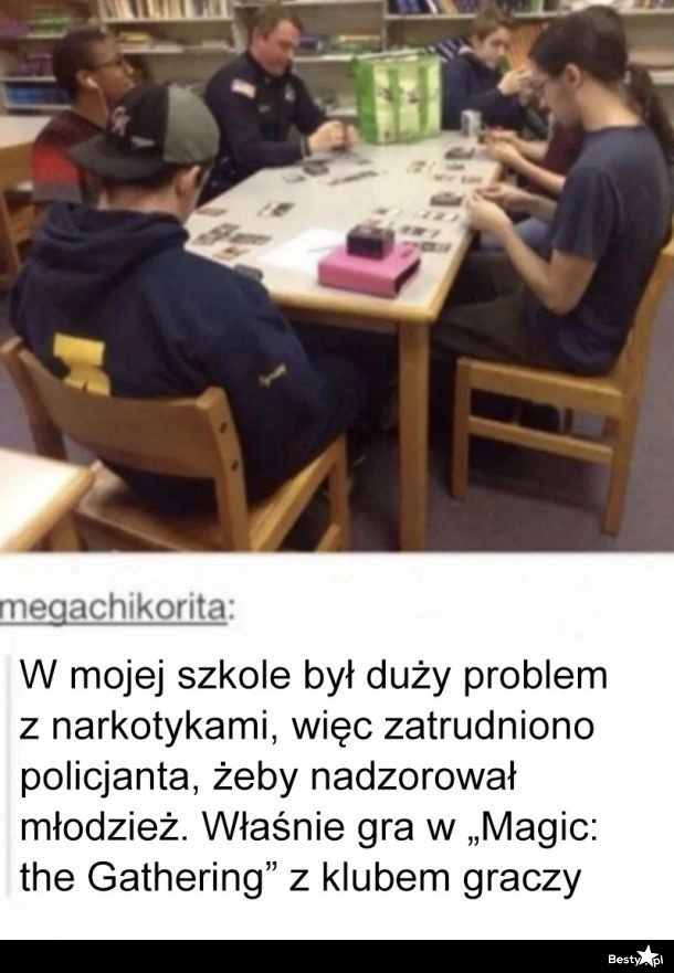 
    Policjant w szkole 