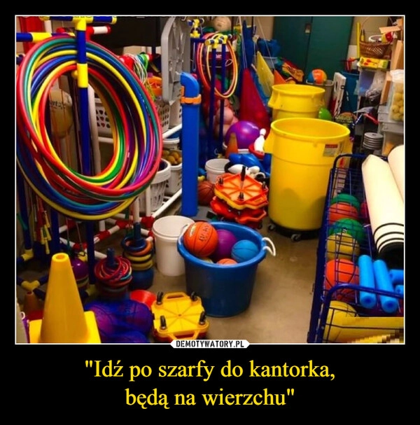 
    "Idź po szarfy do kantorka,
będą na wierzchu"