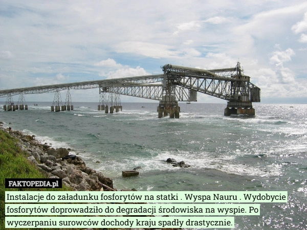 
    Instalacje do załadunku fosforytów na statki . Wyspa Nauru . Wydobycie fosforytów