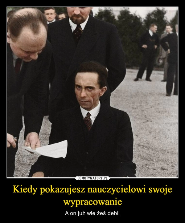 
    Kiedy pokazujesz nauczycielowi swoje wypracowanie