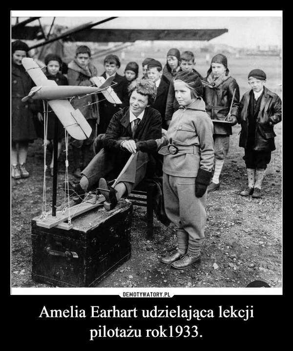 
    Amelia Earhart udzielająca lekcji pilotażu rok1933.